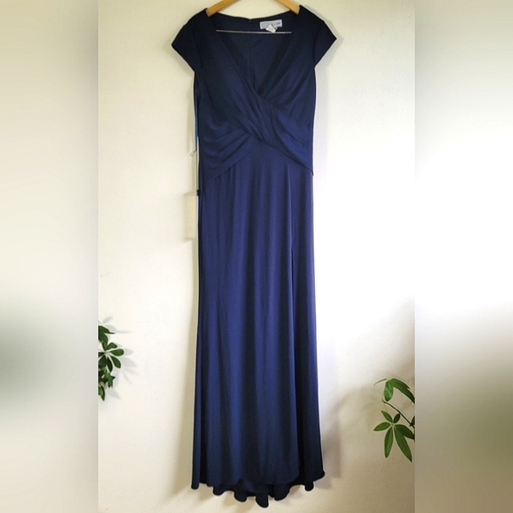 Ieena for Mac Duggal, V-Neck Ruched‎ Jersey Gown, Navy, Size 10, NWT - Picture 3 of 10